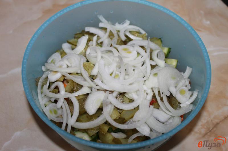 Фото приготовление рецепта: Салат из перца с луком и соленым огурцом шаг №4