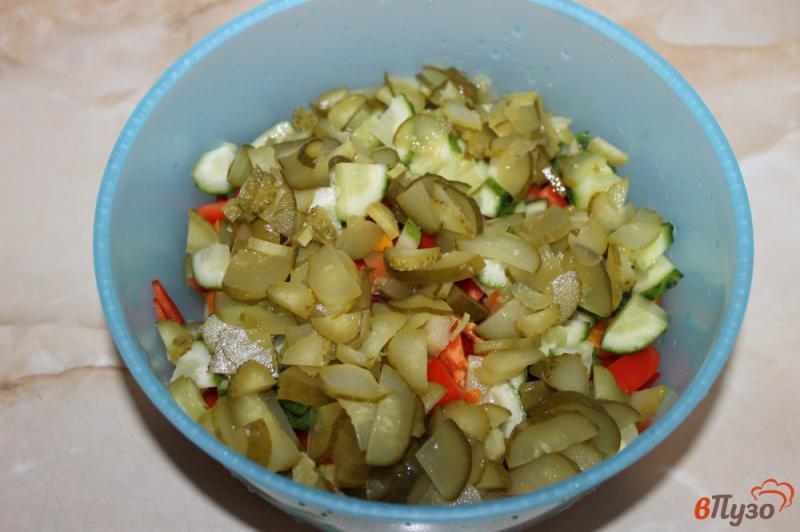 Фото приготовление рецепта: Салат из перца с луком и соленым огурцом шаг №3
