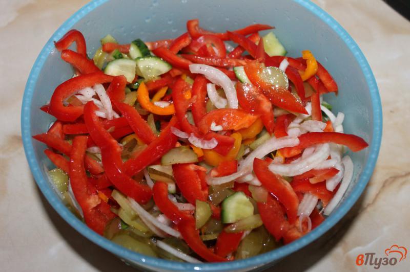 Фото приготовление рецепта: Салат из перца с луком и соленым огурцом шаг №5