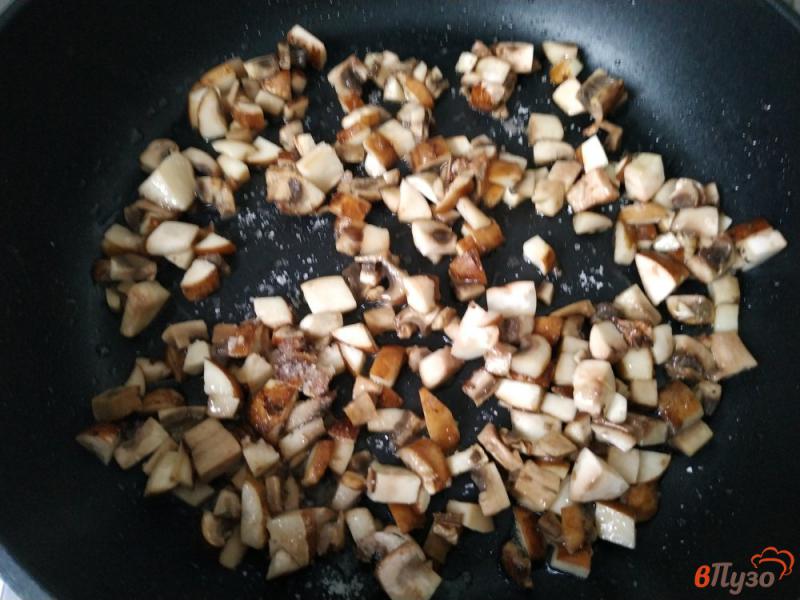 Фото приготовление рецепта: Брускетта с сыром и грибами шаг №2
