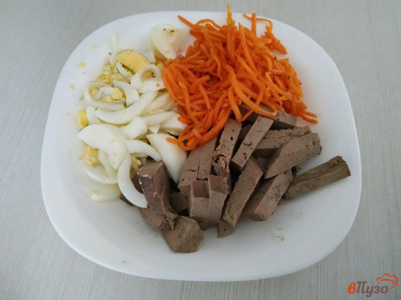Фото приготовление рецепта: Салат из печени с морковью по-корейски и маринованным луком шаг №6
