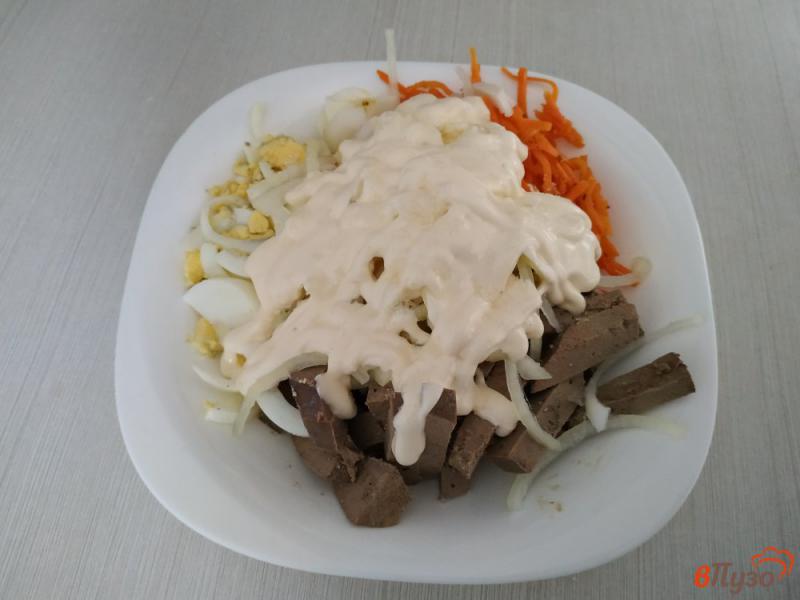 Фото приготовление рецепта: Салат из печени с морковью по-корейски и маринованным луком шаг №8