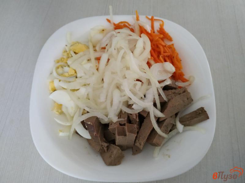 Фото приготовление рецепта: Салат из печени с морковью по-корейски и маринованным луком шаг №7