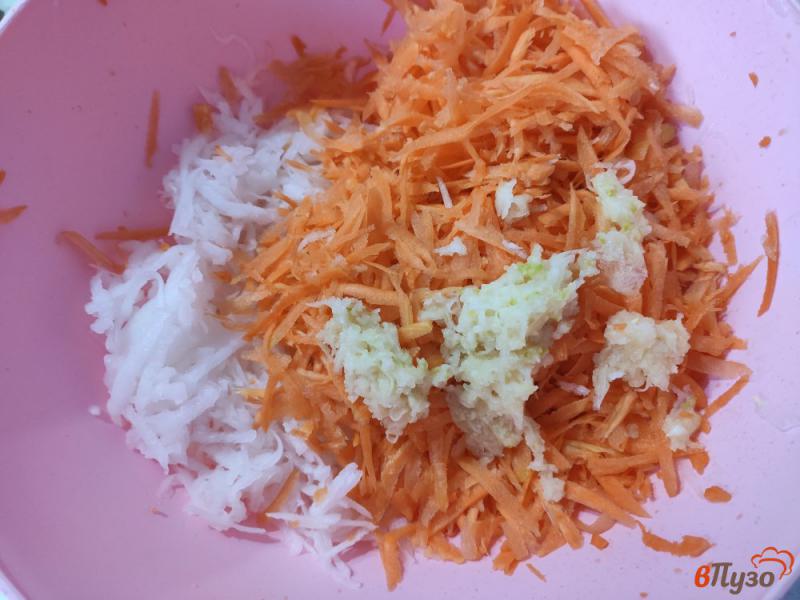 Фото приготовление рецепта: Салат из редьки и моркови шаг №2
