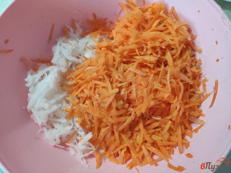 Фото приготовление рецепта: Салат из редьки и моркови шаг №1