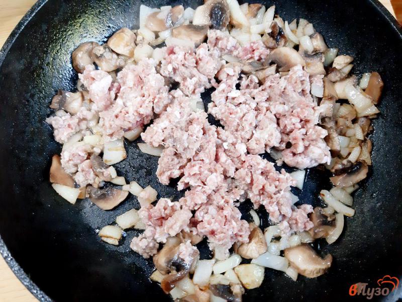Фото приготовление рецепта: Баклажаны фаршированные фаршем с грибами шаг №3