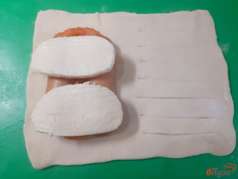 Фото приготовление рецепта: Слоеные пирожки с сосисками и моцареллой шаг №7