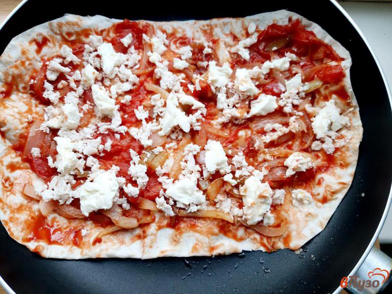 Фото приготовление рецепта: Пицца на лаваше с двуми видами сыра шаг №8