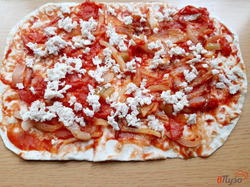Фото приготовление рецепта: Пицца на лаваше с двуми видами сыра шаг №6