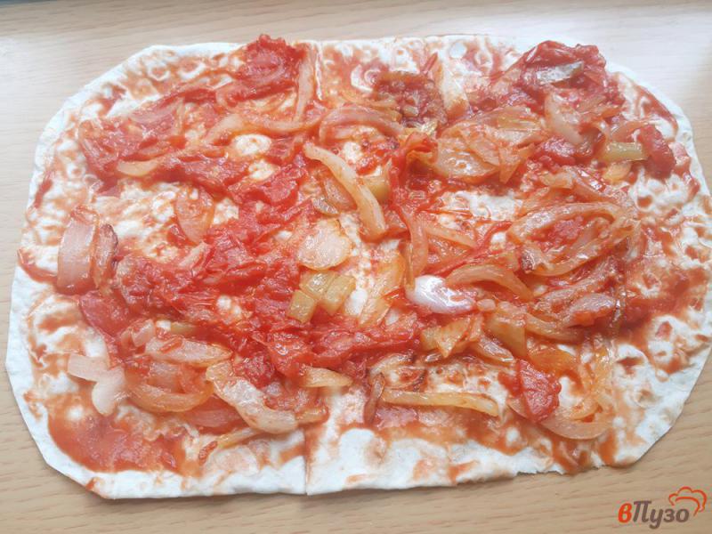Фото приготовление рецепта: Пицца на лаваше с двуми видами сыра шаг №5