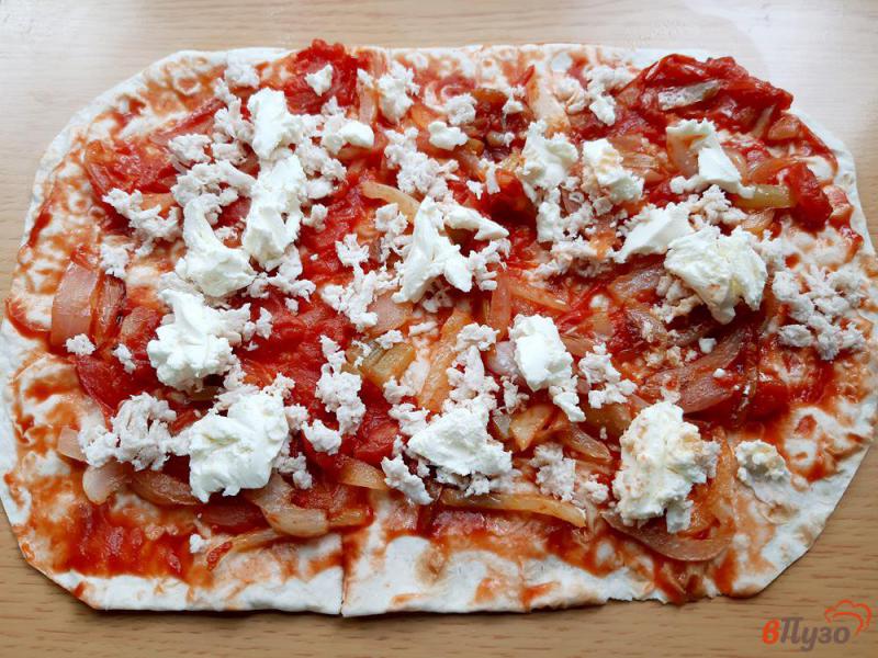 Фото приготовление рецепта: Пицца на лаваше с двуми видами сыра шаг №7