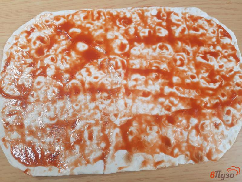 Фото приготовление рецепта: Пицца на лаваше с двуми видами сыра шаг №4