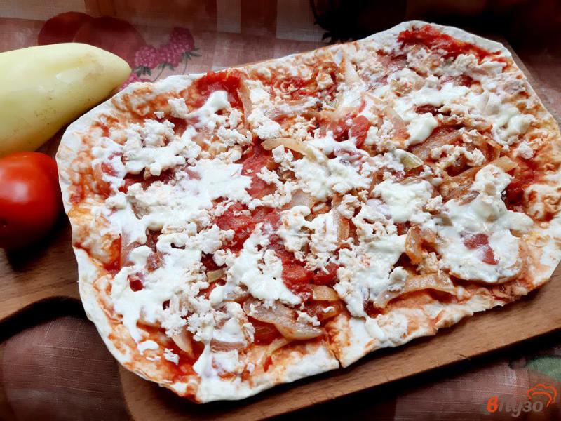 Фото приготовление рецепта: Пицца на лаваше с двуми видами сыра шаг №10