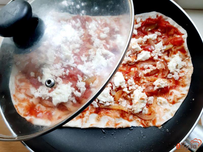 Фото приготовление рецепта: Пицца на лаваше с двуми видами сыра шаг №9