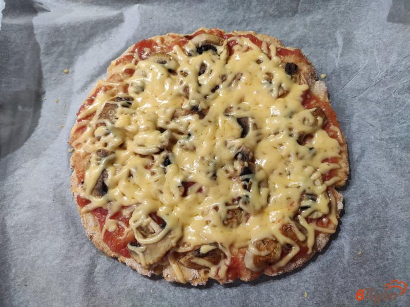 Фото приготовление рецепта: Пицца на творожном тесте с шампиньонами шаг №11
