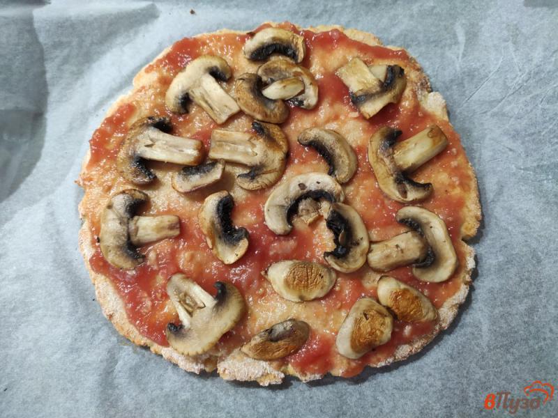 Фото приготовление рецепта: Пицца на творожном тесте с шампиньонами шаг №9