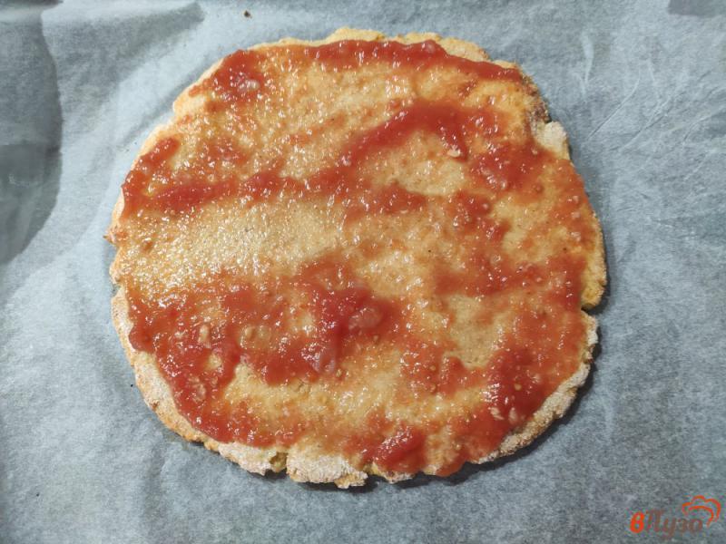 Фото приготовление рецепта: Пицца на творожном тесте с шампиньонами шаг №8
