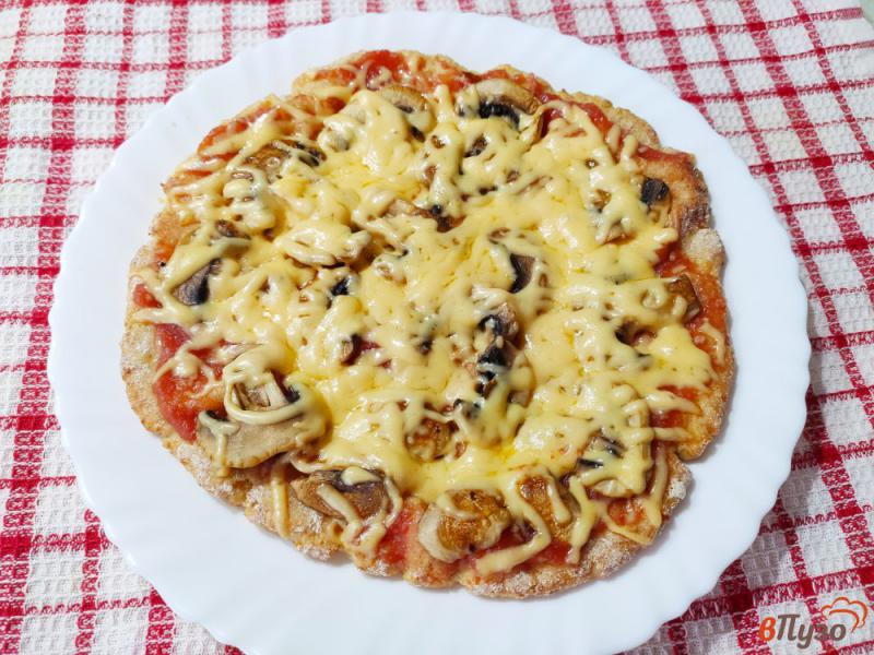 Фото приготовление рецепта: Пицца на творожном тесте с шампиньонами шаг №12