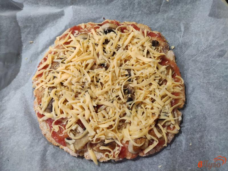 Фото приготовление рецепта: Пицца на творожном тесте с шампиньонами шаг №10