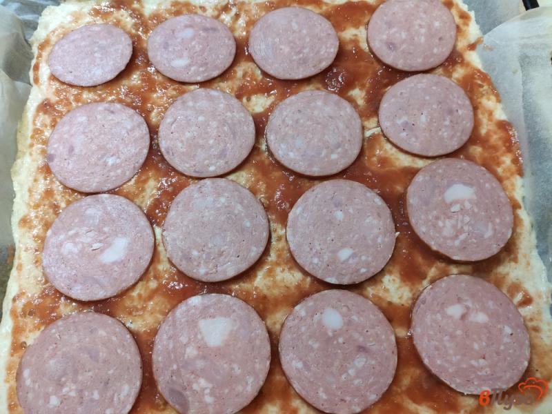 Фото приготовление рецепта: Пицца на дрожжевом тесте с колбасой и курицей шаг №14