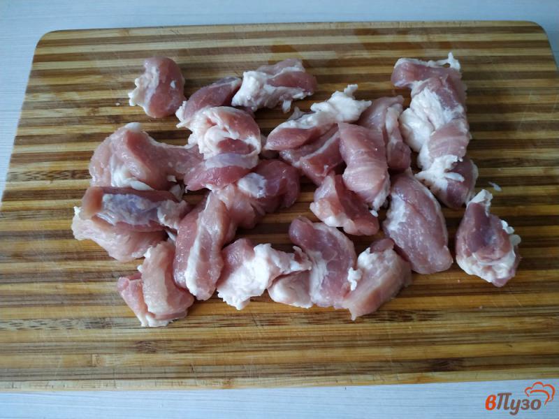 Фото приготовление рецепта: Картофель со свининой и брокколи запеченный в горшочке шаг №2