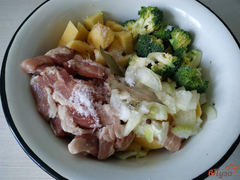 Фото приготовление рецепта: Картофель со свининой и брокколи запеченный в горшочке шаг №6