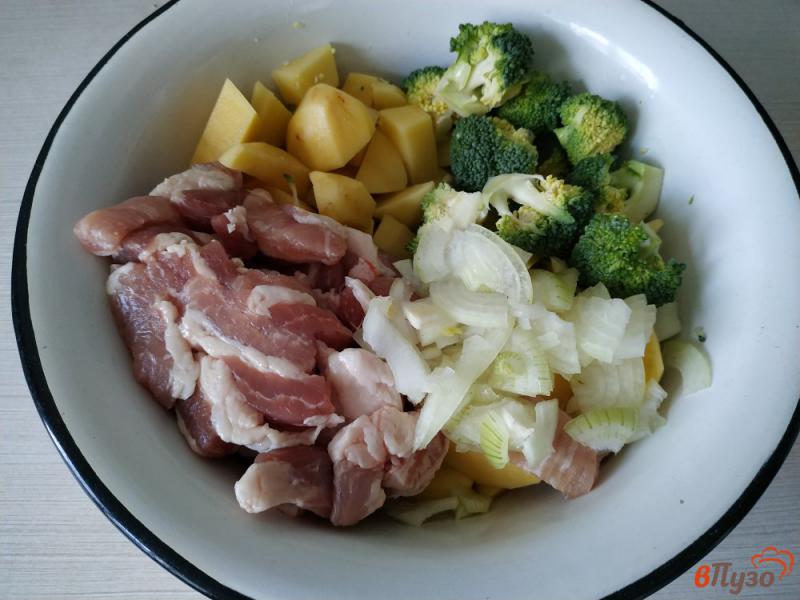 Фото приготовление рецепта: Картофель со свининой и брокколи запеченный в горшочке шаг №5