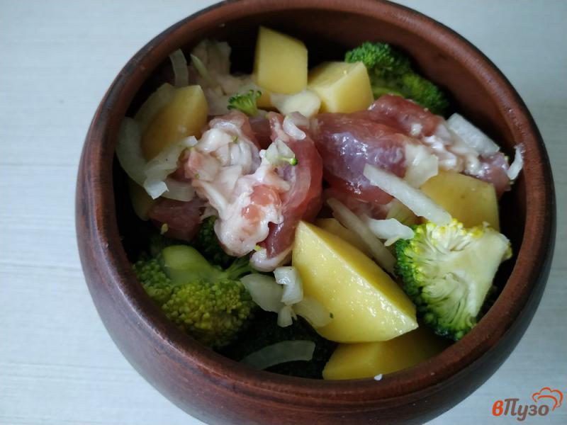 Фото приготовление рецепта: Картофель со свининой и брокколи запеченный в горшочке шаг №7