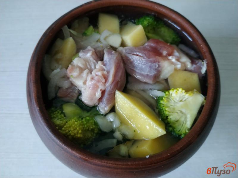 Фото приготовление рецепта: Картофель со свининой и брокколи запеченный в горшочке шаг №8