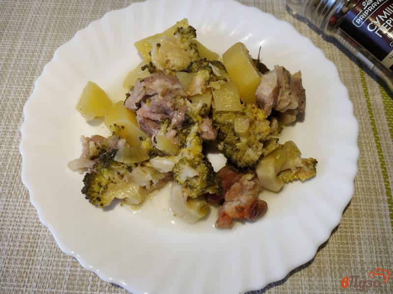 Фото приготовление рецепта: Картофель со свининой и брокколи запеченный в горшочке шаг №11