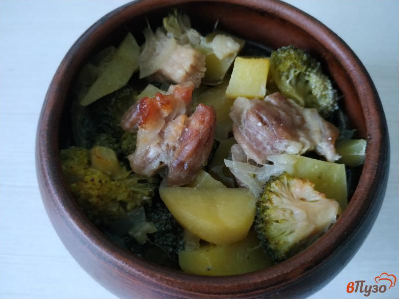 Фото приготовление рецепта: Картофель со свининой и брокколи запеченный в горшочке шаг №10