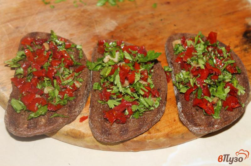 Фото приготовление рецепта: Брускетта с вялеными томатами и сыром шаг №4