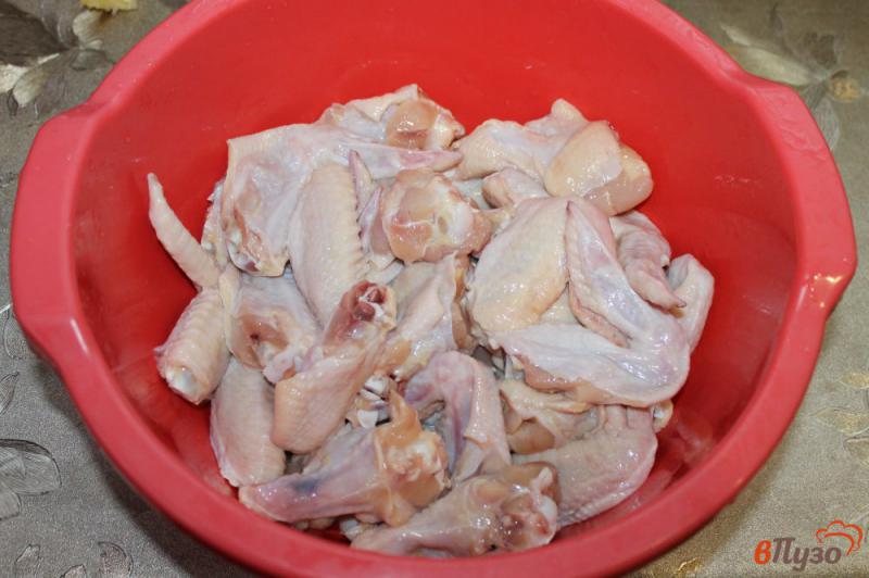 Фото приготовление рецепта: Запеченные куриные крылья с киви и лимоном шаг №1