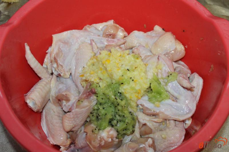 Фото приготовление рецепта: Запеченные куриные крылья с киви и лимоном шаг №3