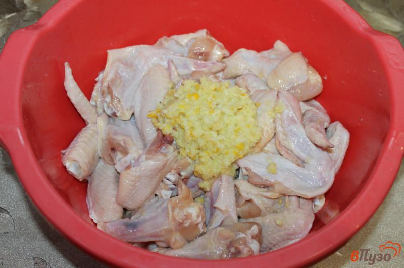 Фото приготовление рецепта: Запеченные куриные крылья с киви и лимоном шаг №2