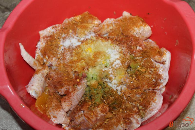Фото приготовление рецепта: Запеченные куриные крылья с киви и лимоном шаг №4