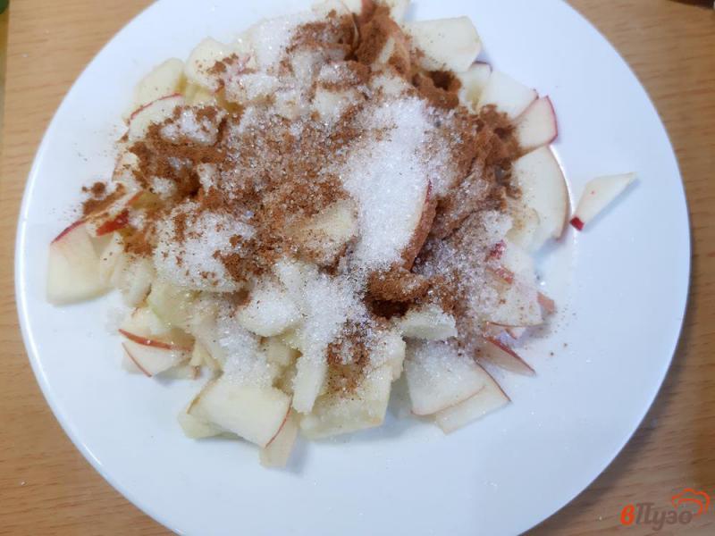 Фото приготовление рецепта: Штрудель с яблоками и орехами шаг №5