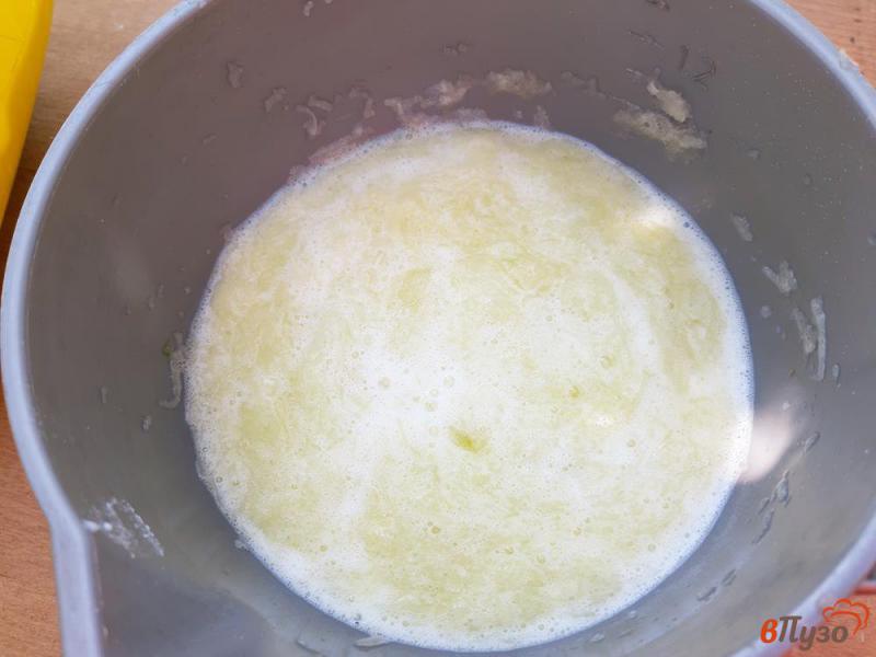 Фото приготовление рецепта: Блины кабачковые на молоке шаг №3
