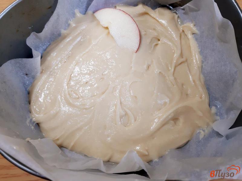Фото приготовление рецепта: Пирог яблочный сметанный шаг №7