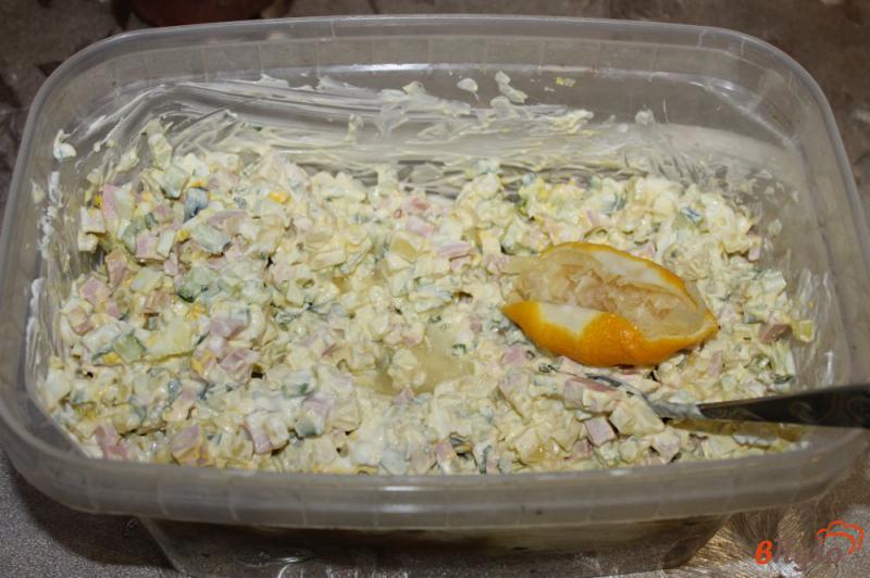 Фото приготовление рецепта: Окрошка с колбасой и соком лимона шаг №4