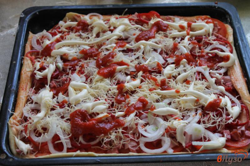 Фото приготовление рецепта: Домашняя пицца с колбасой и сыром шаг №6