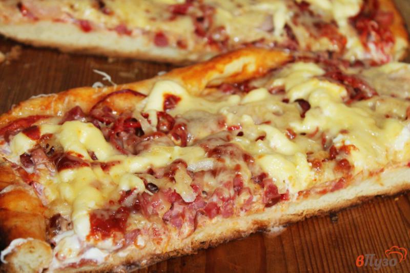 Фото приготовление рецепта: Домашняя пицца с колбасой и сыром шаг №8