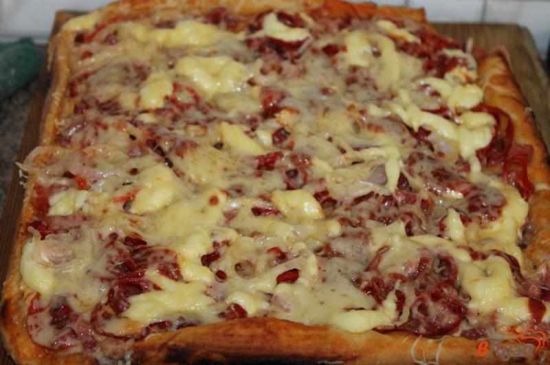 Фото приготовление рецепта: Домашняя пицца с колбасой и сыром шаг №7