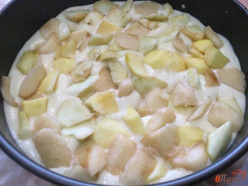 Фото приготовление рецепта: Пирог с яблокам и грушами шаг №6