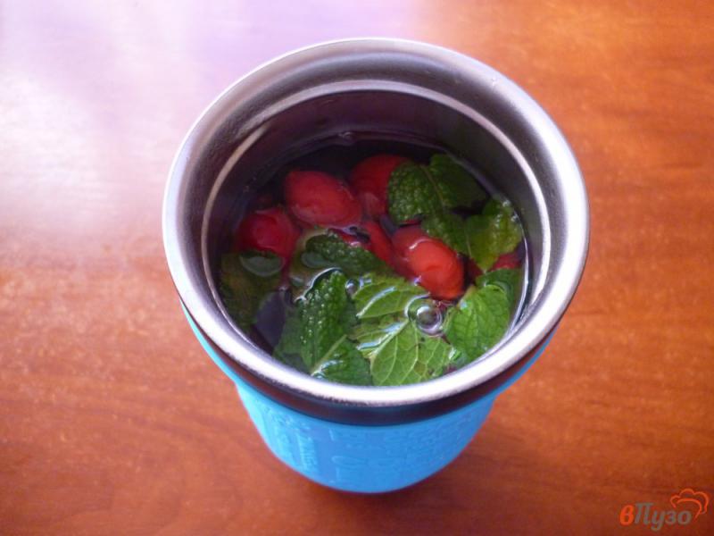 Фото приготовление рецепта: Чай из шиповника с имбирём и мятой шаг №4