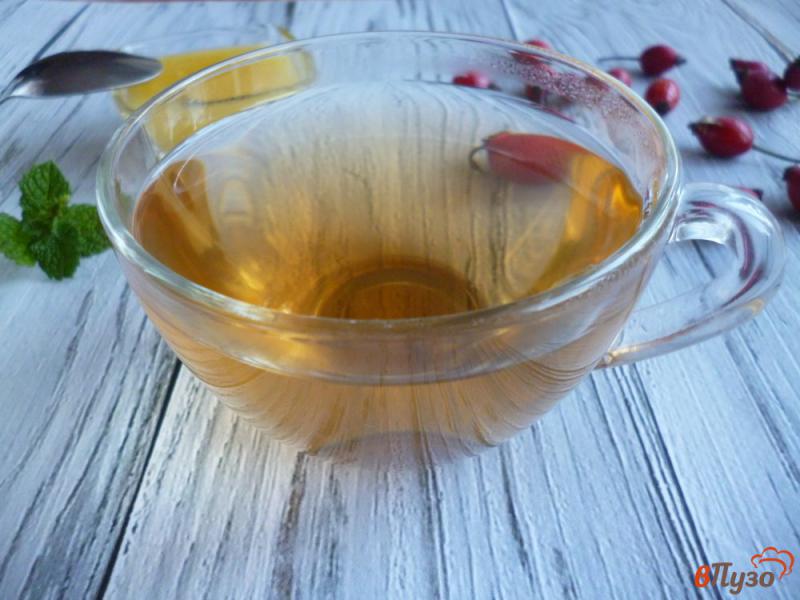 Фото приготовление рецепта: Чай из шиповника с имбирём и мятой шаг №5