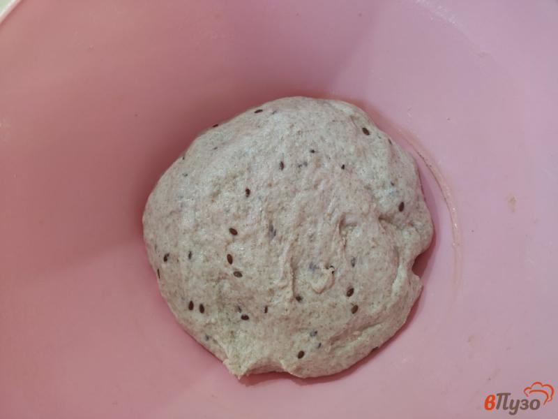 Фото приготовление рецепта: Хлеб с цельнозерновой мукой и семенами льна шаг №5
