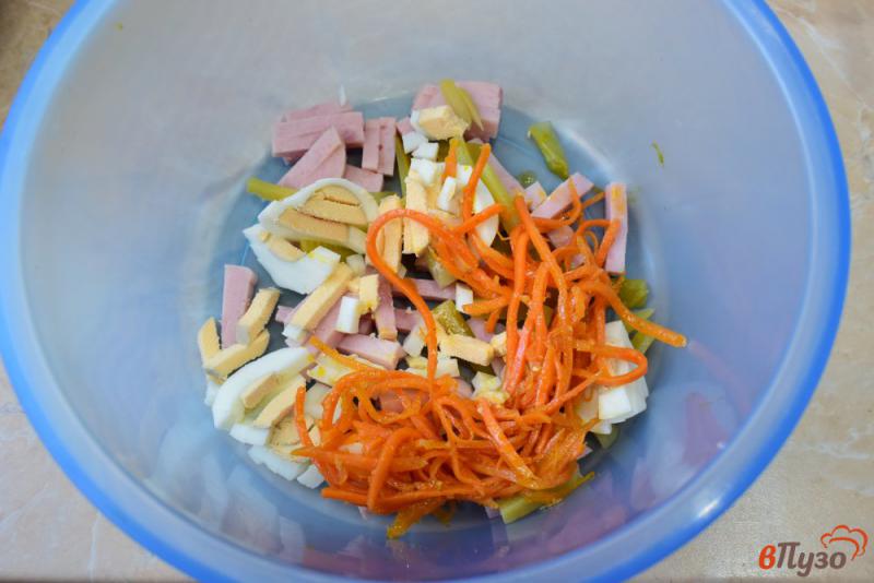 Фото приготовление рецепта: Салат с корейской морковью и грибами шаг №2