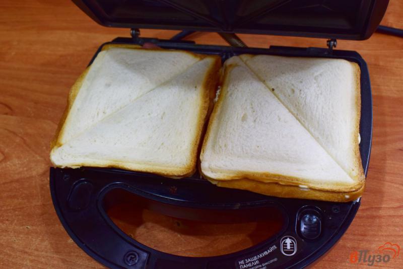 Фото приготовление рецепта: Сэндвичи с ветчиной огурцом и сыром шаг №4