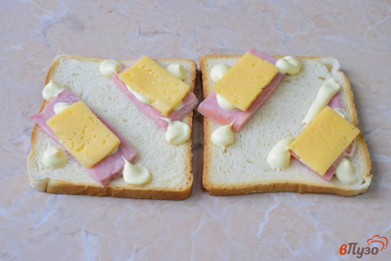 Фото приготовление рецепта: Сэндвичи с ветчиной огурцом и сыром шаг №2